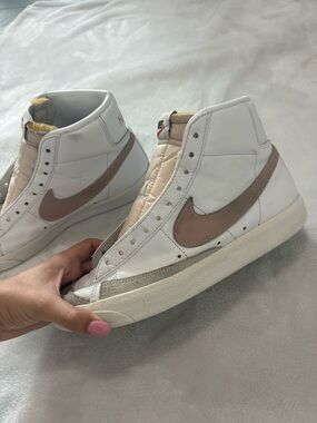 Women's Nike blazer mid ‘77 vintage High-Top Sneakers in White with Blush Swoosh